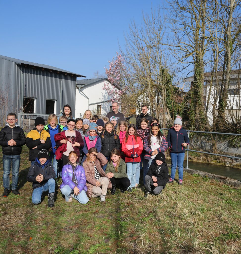 Die 3. Klasse der Grundschule Altheim besuchte das Wasserkraftwerk in Niederviehbach