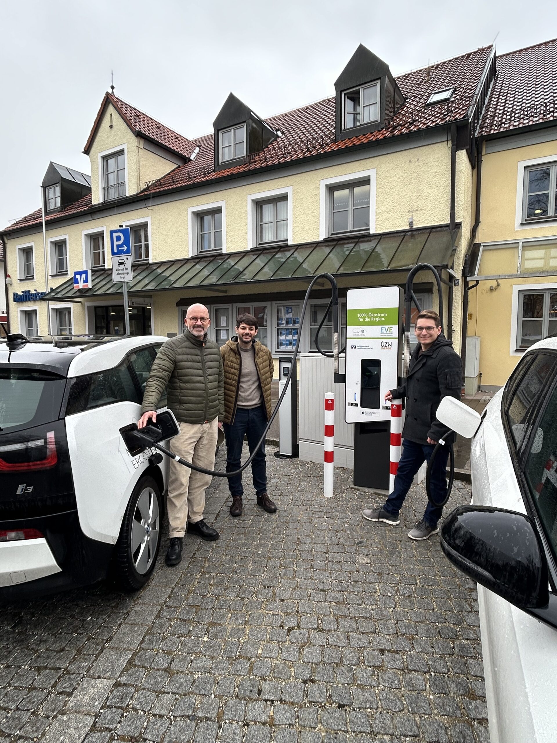 Eröffnung der Schnellladesäule am Parkplatz RaiBa Ergolding