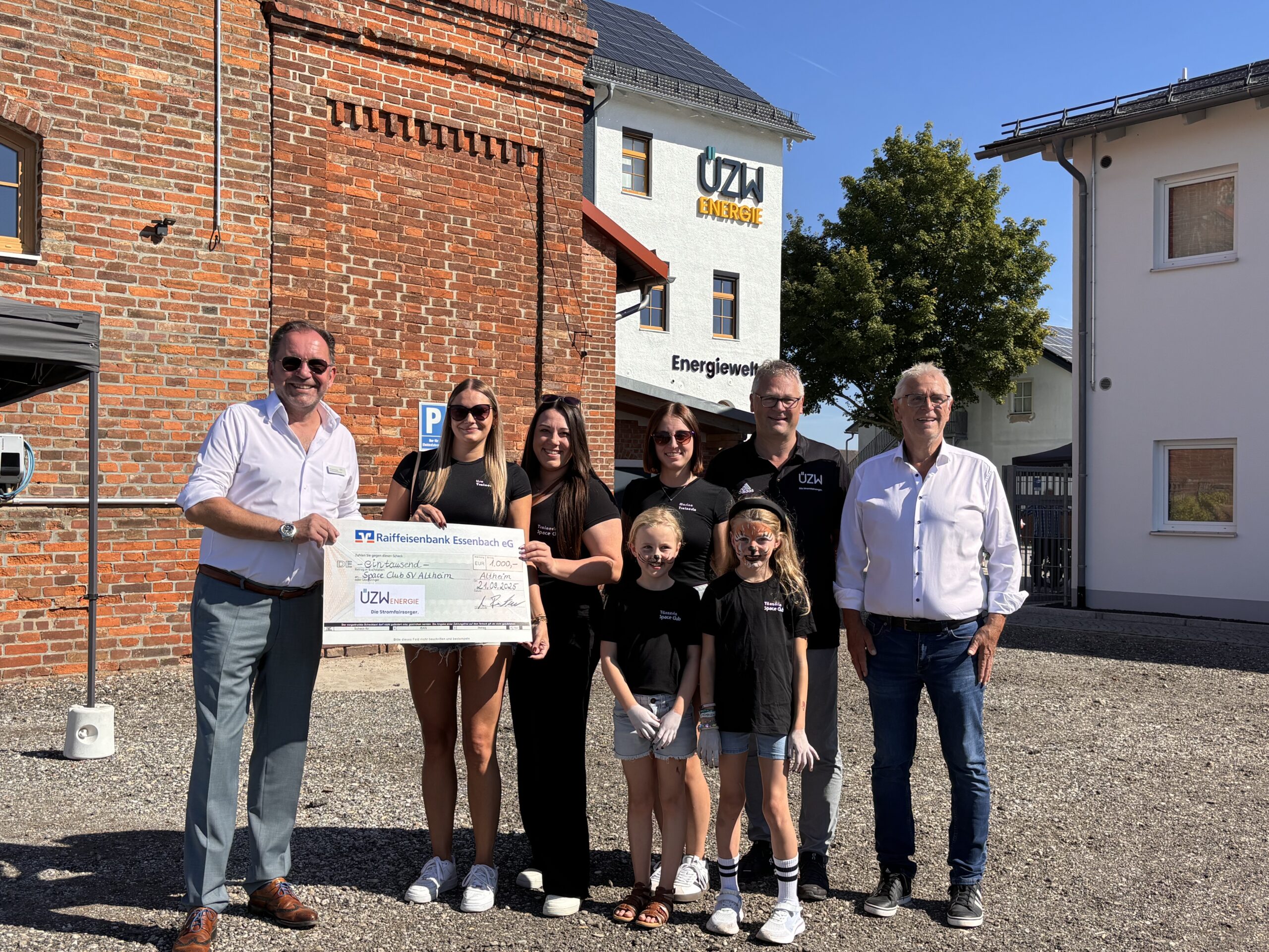 Einen symbolischen Scheck über 1.000 Euro von der ÜZW an den Space Club SV Altheim