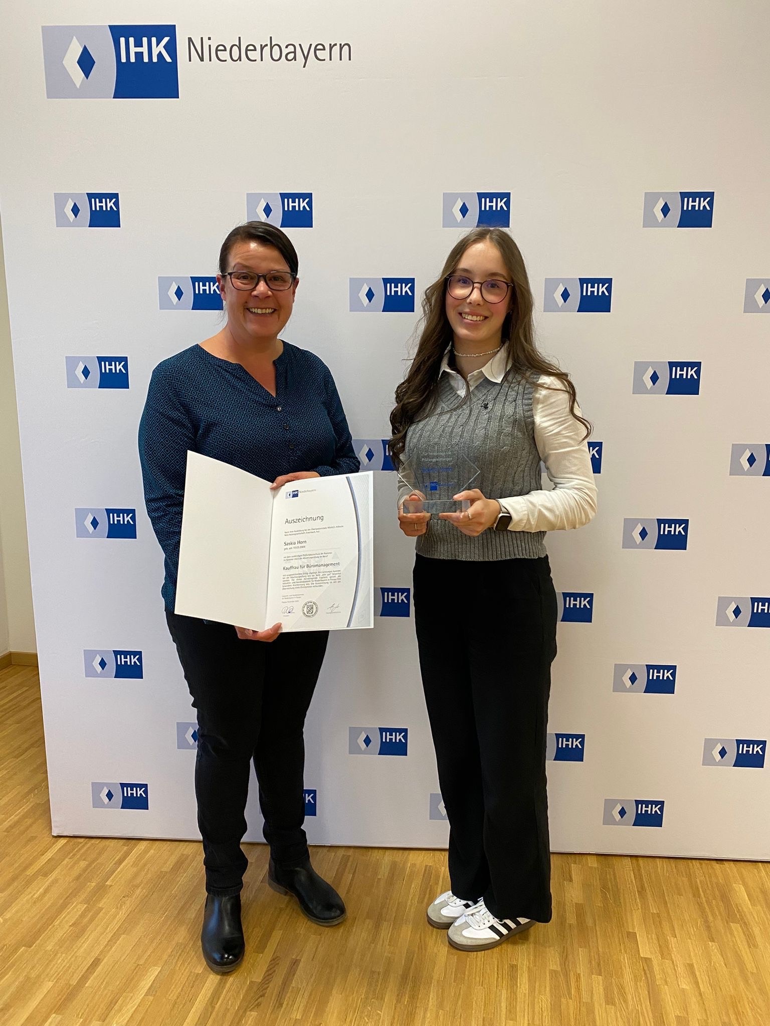 Auszeichnung der ehemaligen Azubine Saskia Horn für ihren Abschluss mit der Note "sehr gut"