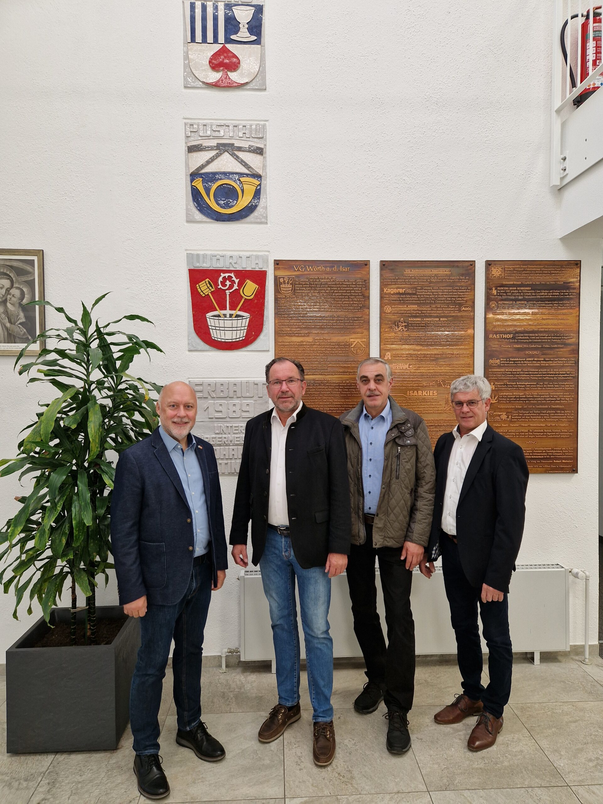 ÜZW Vorstand Michael Forstner mit den Bürgermeistern von Wörth/Isar, Weng und Postau nach der offiziellen Verlängerung des Konzessionsvertrags.