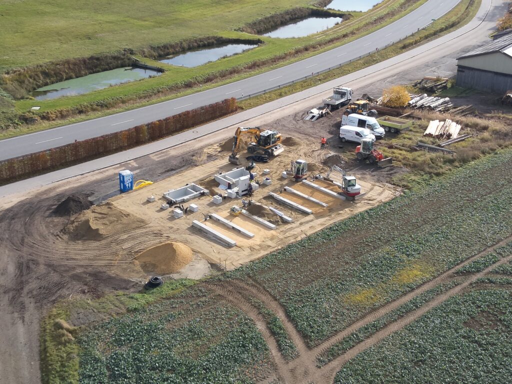 Blick auf die Baustelle des Batteriegroßspeichers in Oberunsbach, zu sehen das Fundament.