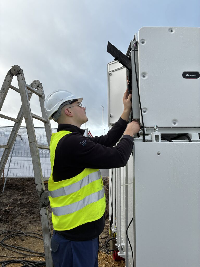 Arbeiten für die Inbetriebnahme des Batteriegroßspeichers in Altheim durch einen ÜZW Monteur.