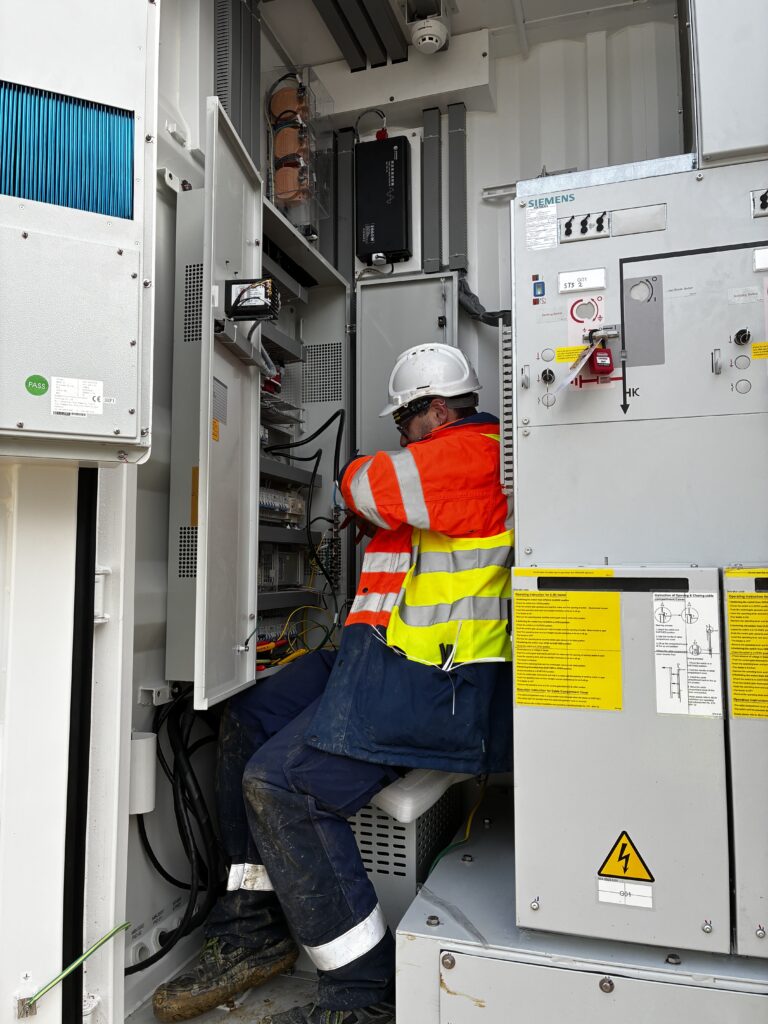 Arbeiten im Innenraum des ÜZW Batteriegroßspeichers.