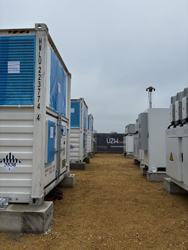 Die fertig gestellten Speicher ergeben den Batteriegroßspeicher der ÜZW in Altheim.