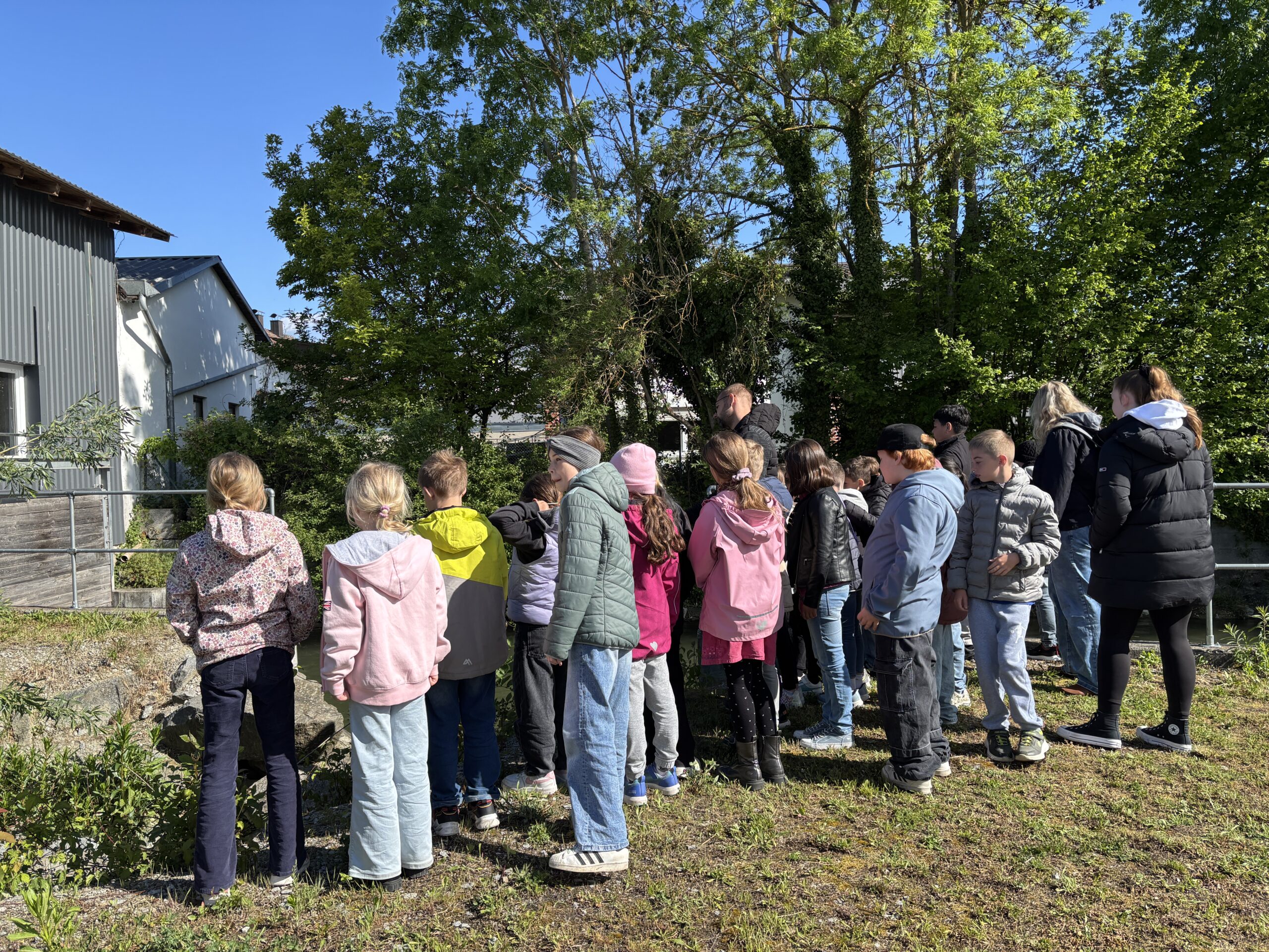 Grundschule Altheim zu Besuch am Wasserkraftwerk Niederviehbach