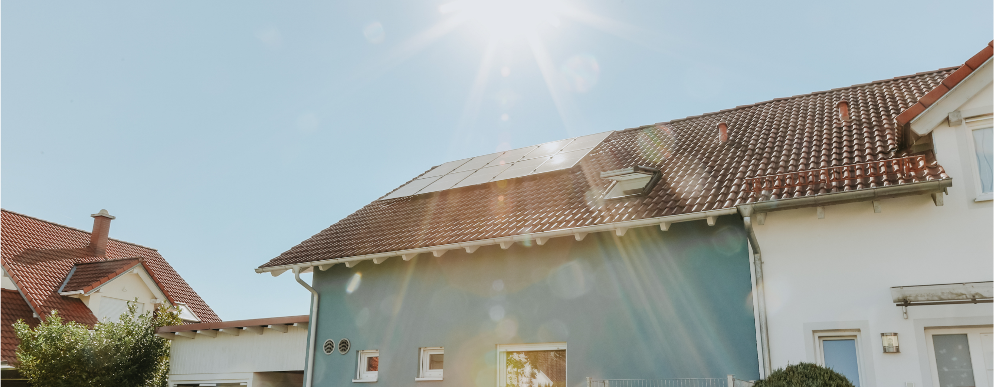 Haus mit PV-Anlage auf Dach