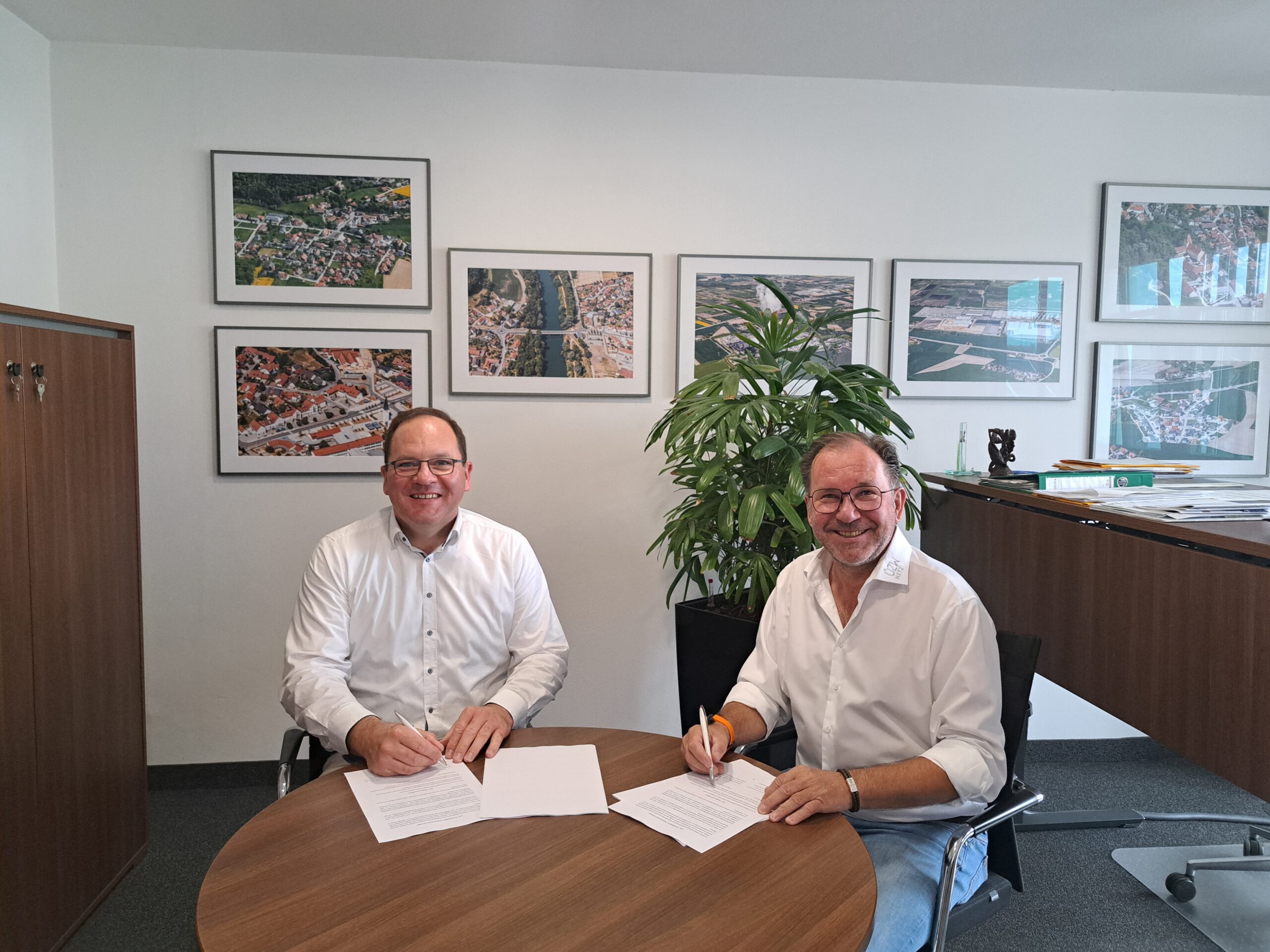 Matthias Oberhofer (Erster Bürgermeister von Niederaichbach) und Michael Forstner (ÜZW Vorstand) unterzeichnen den Konzessionsvertrag
